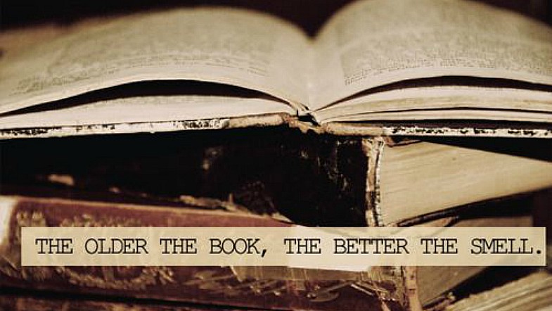 Οι επιστήμονες εξηγούν γιατί μας αρέσει να μυρίζουμε τα βιβλία