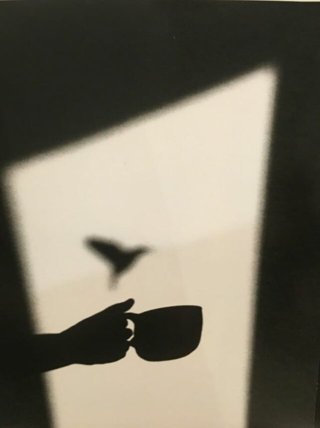 “Σαν τον τυφλό μπροστά στον καθρέφτη” ένα ποίημα του Αργύρη Χιόνη