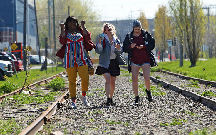 “Μ΄ακούς;”: Η σειρά του Netflix που θα σας κάνει να γελάσετε με τις πιο τραγικές καταστάσεις