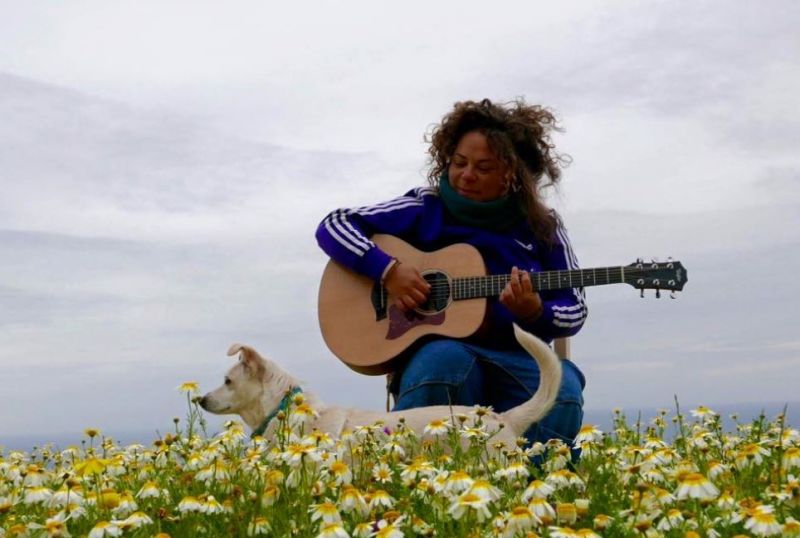 Η Ματούλα Ζαμάνη σε ένα θαλασσινό live streaming από την Αμοργό